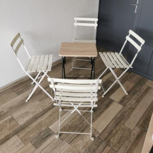 Ensemble guéridon pliant esprit bois et 4 chaises lattées