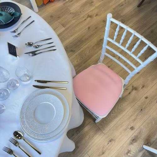 Chaise Chivari blanche galette rose